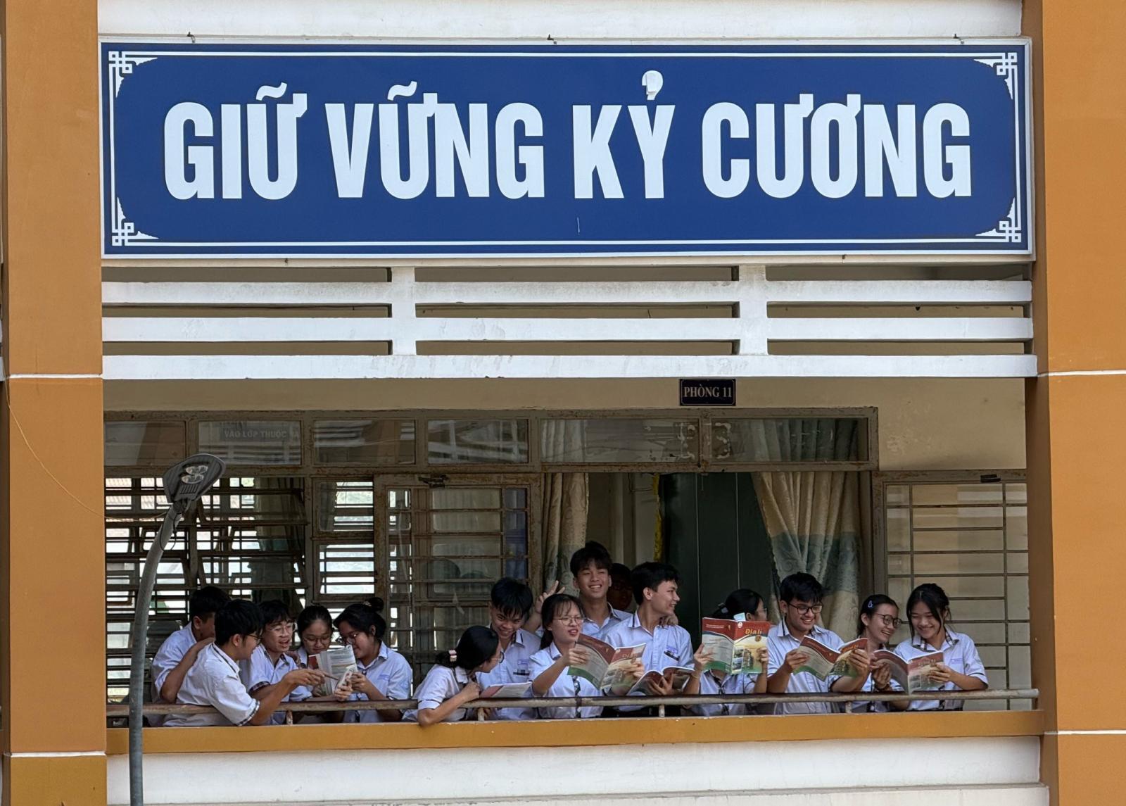 Tháng Thanh Niên 12